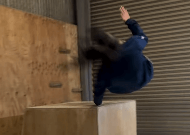 「新たな技かな？努力すごい」キュートなパルクールガール、秘蔵のスゴ技・ゲートピンプを披露！ファン拍手喝采