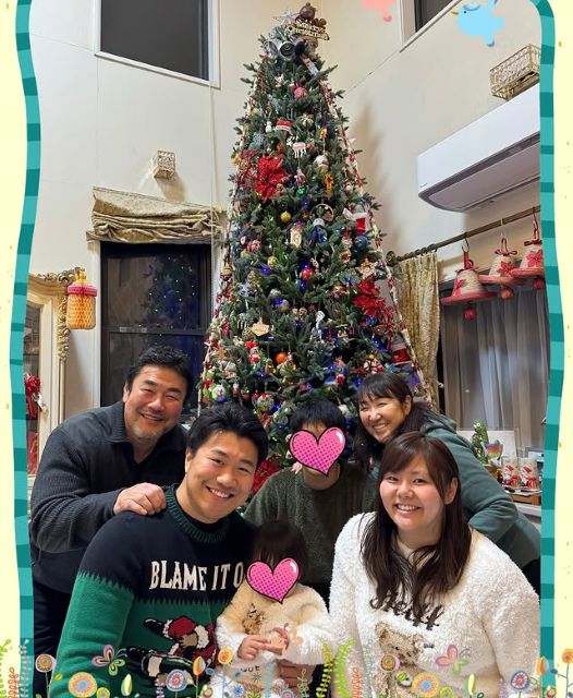 「一卵性親子だーー！」北斗晶、クリスマス家族ショットの夫・健介と息子・健之介が瓜二つ⁉