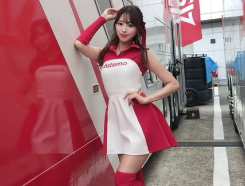 「めっちゃかわちい！」人気レースクイーン、レッド＆ホワイトミニの