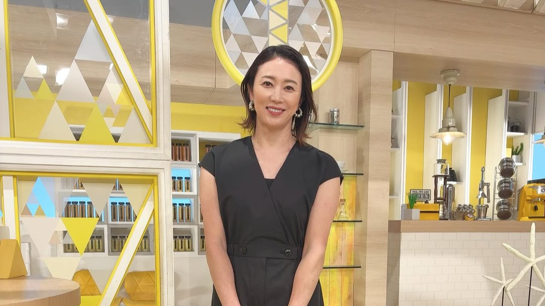 元競泳日本代表・田中雅美、グレートーンの洗練コーデを披露