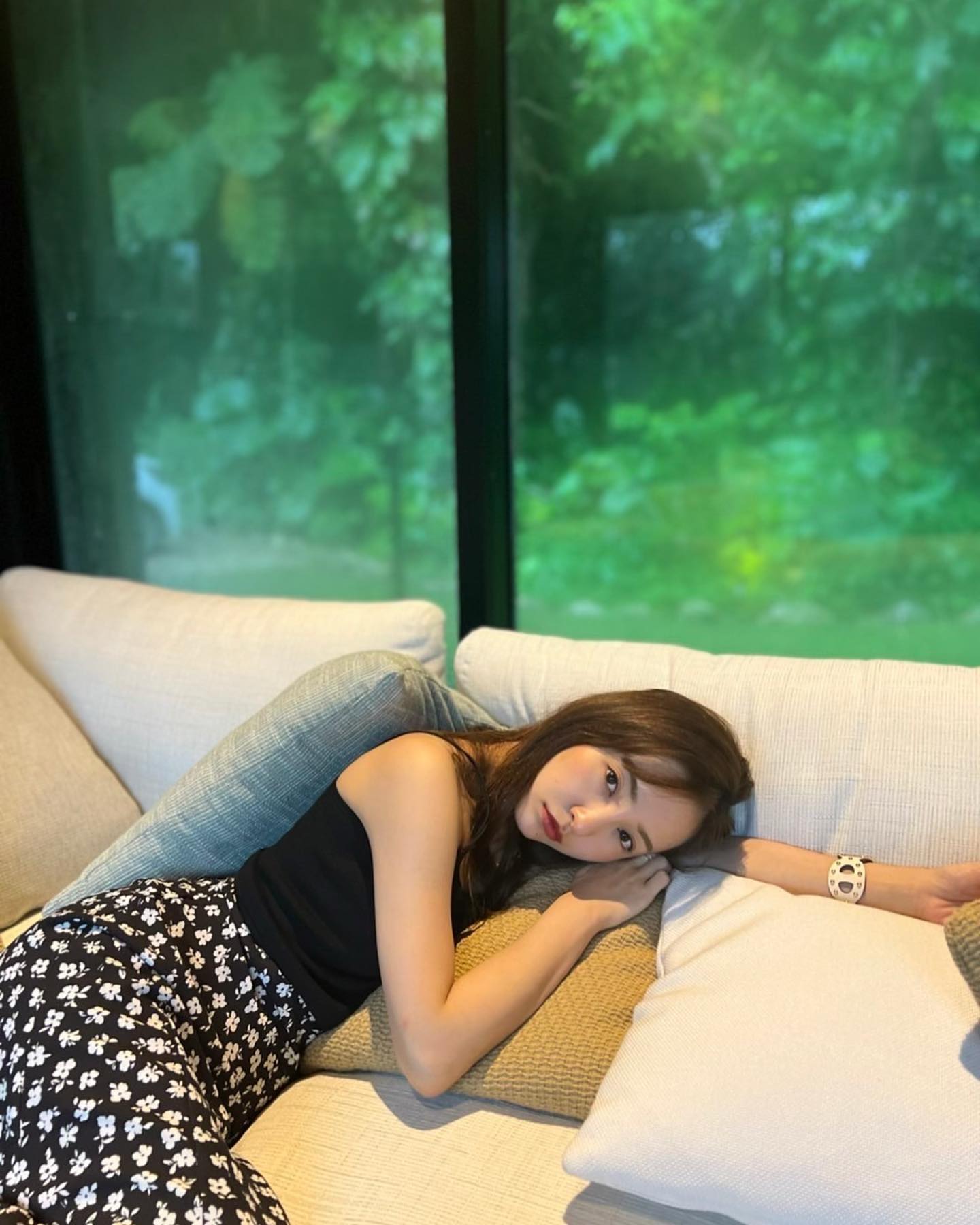 板野友美さん 休憩中の一コマにファン悶絶💘✨「可愛すぎます😍😍」