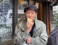 美川憲一、たい焼きを口にする様子を公開 反響続々