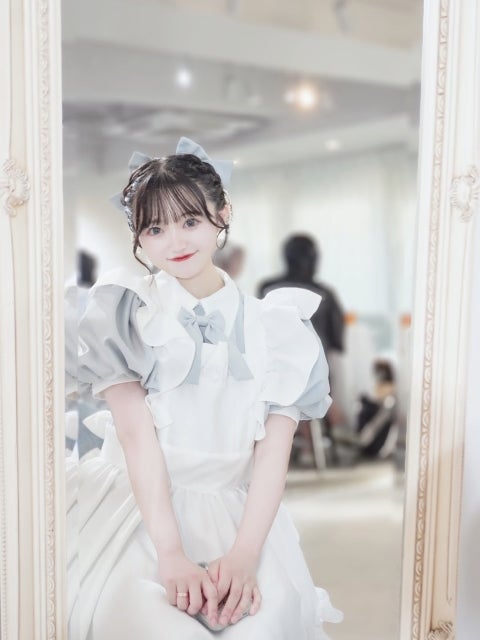 中井りか、渋谷カフェ1周年で「姫と侍女」ショット。制服姿と親子のユーモアに反響