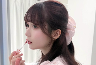 「天使がリップ塗ってる…」大谷映美里の“あざと可愛い仕度ショット”にファン悶絶！