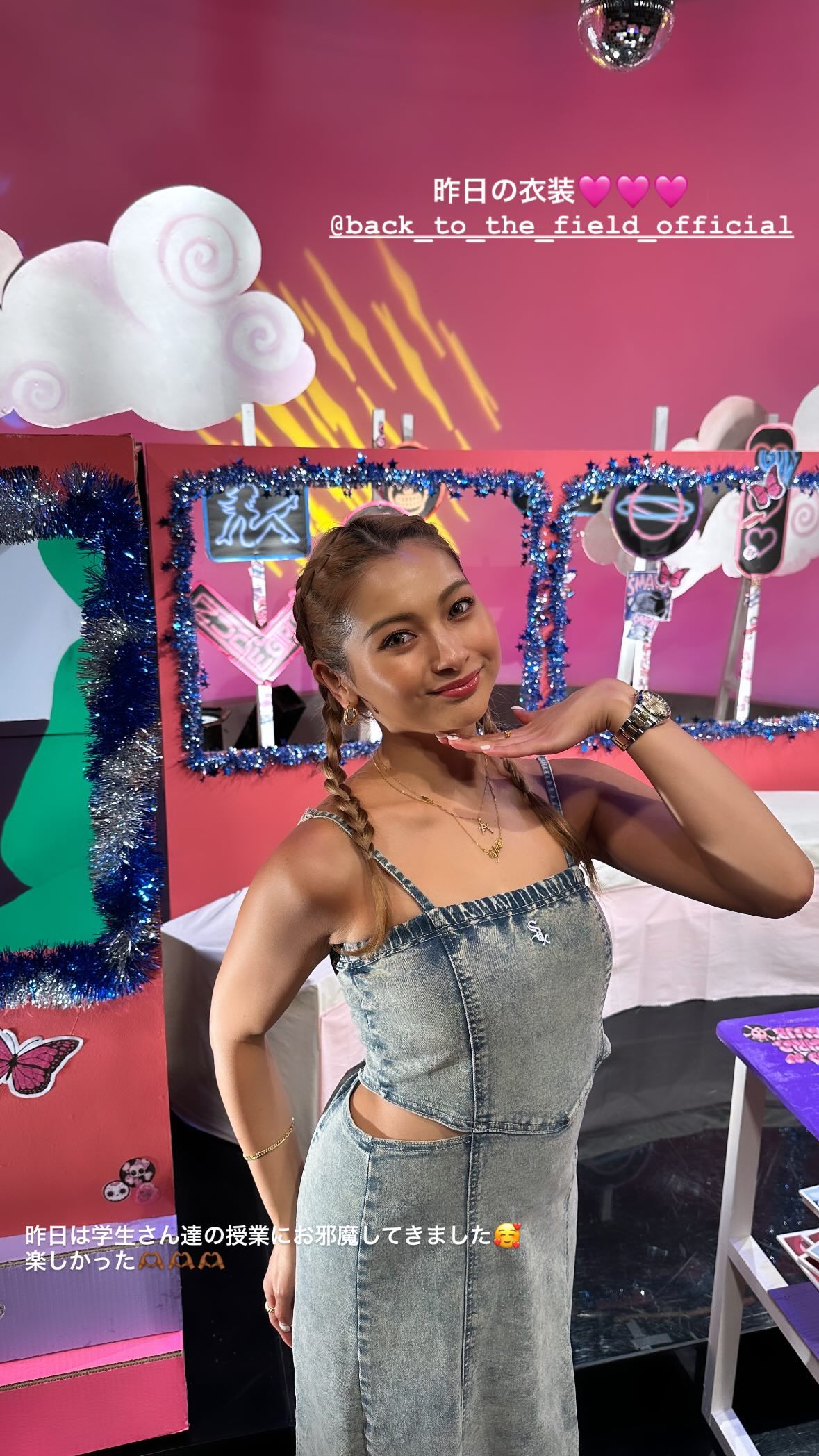 人気ギャルがデニム姿を披露、可愛すぎる衣装と表情に絶賛の声