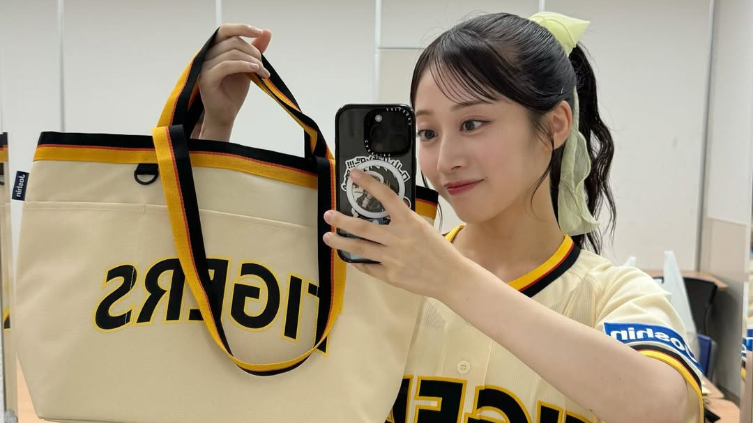 可愛い♡NMB48・川上千尋、ユニフォームとお揃いのトートバッグを披露！！