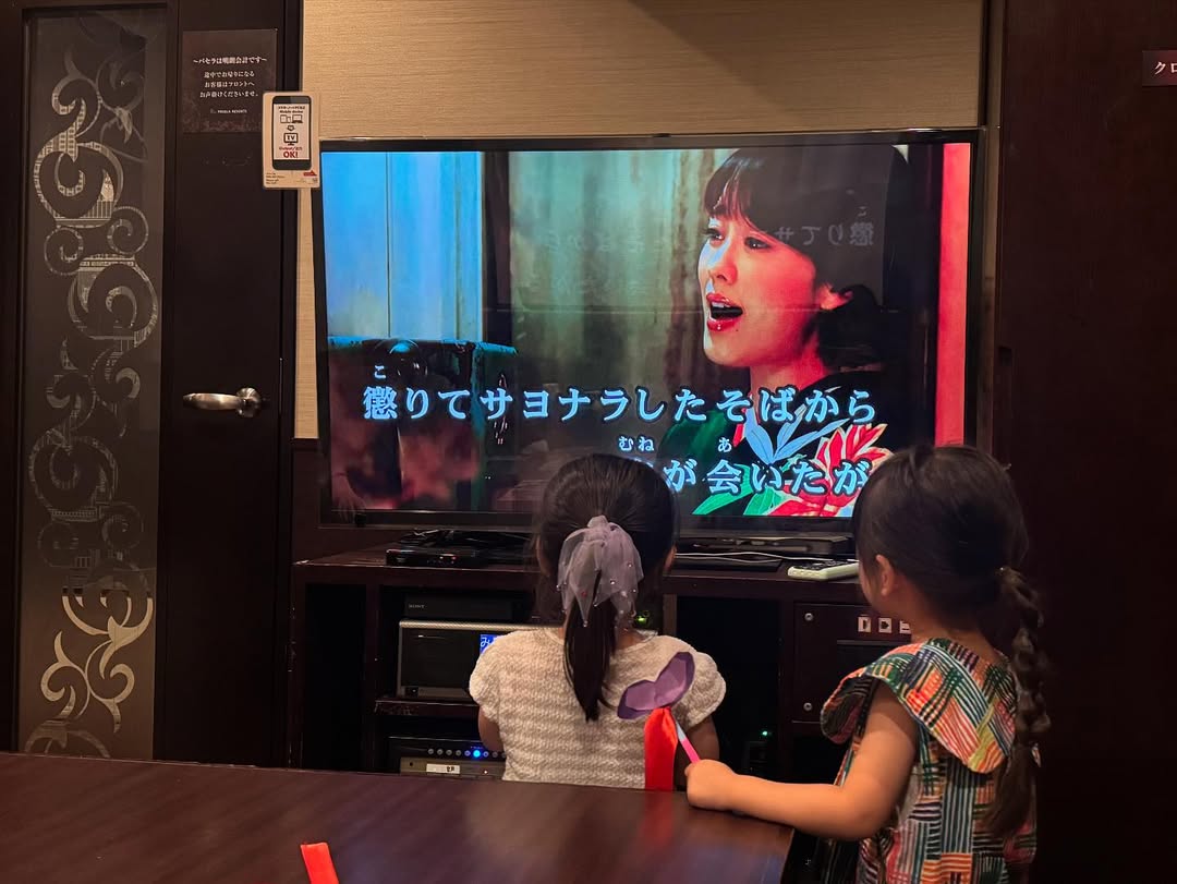 演歌歌手・丘みどり、娘がお友達とカラオケを満喫している1枚を公開！