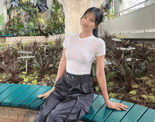 人気ラウンドガール、癒しスポットで魅せたビッグ・グリーンアップルショットにファンヒーリング状態！「癒されています」