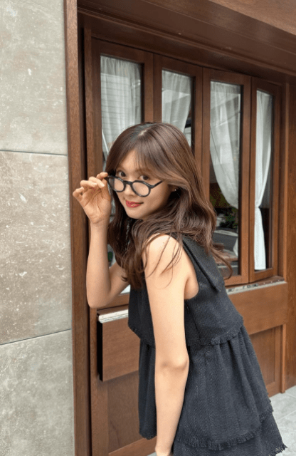 モデル・松元絵里花が最新の私服ショットを公開！黒ぶちメガネで上目づかいショットが可愛すぎる！