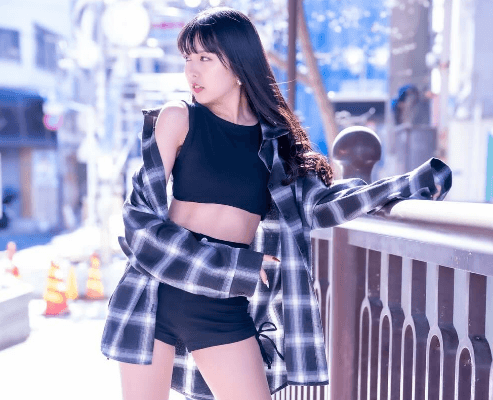 「足長美脚の破壊力が凄い…」人気ラウンドガール、橋の遊歩道を”ランウェイに変える”美ショット公開にファンガチ惚れ！