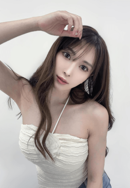 森咲智美「大胆肩出し」ショットにファン悶絶⁉︎