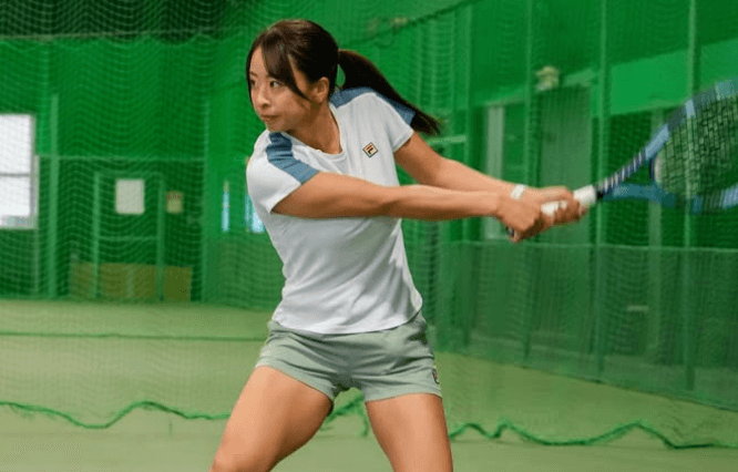 「筋肉が素敵で美しいです」プロテニス美女子、春の美麗ウェア姿＆絶賛の鍛え上げたアスリートボディを披露！ファン拍手喝采