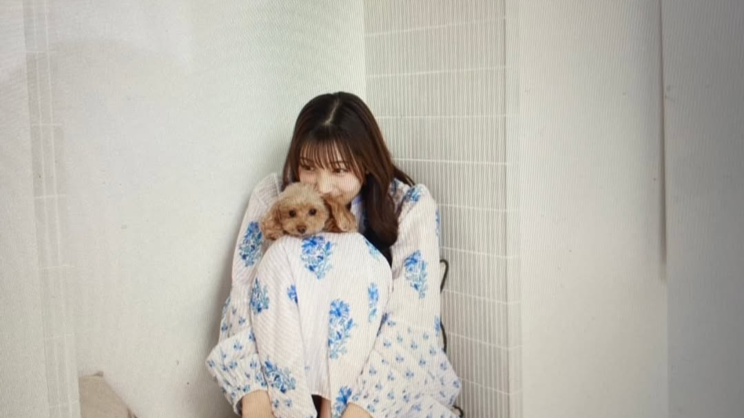 愛犬にこちゃんと共演、足立梨花が魅せるナチュラル可愛い笑顔！
