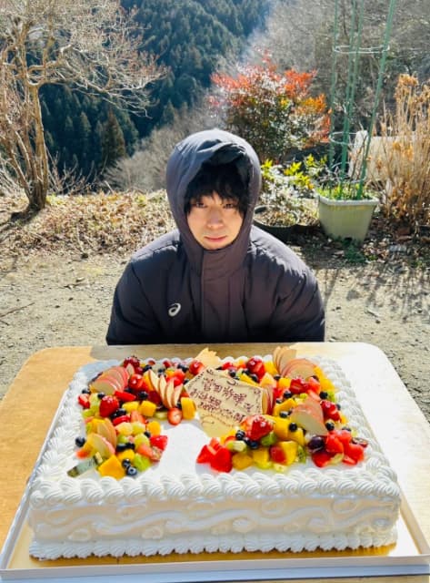 「ずーっと応援し続けます」菅田将暉が贅沢ケーキで32歳の誕生日を祝われる！ファンからもお祝い殺到⁉