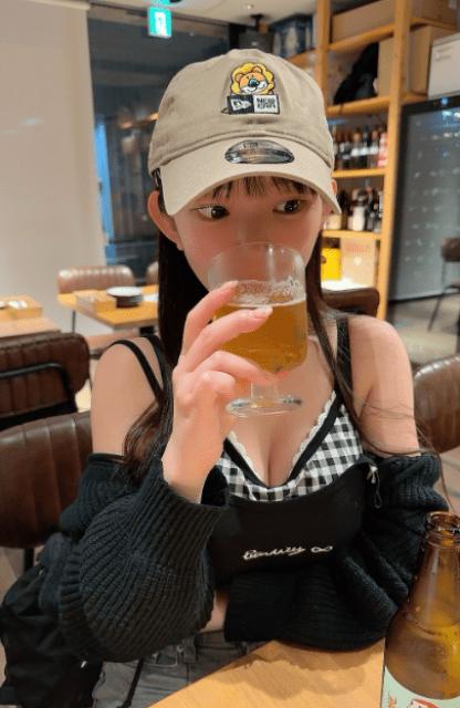 「ほんま可愛い」激カワグラドルプロ雀士、大胆胸元タンクトップで朝から乾杯ショット！