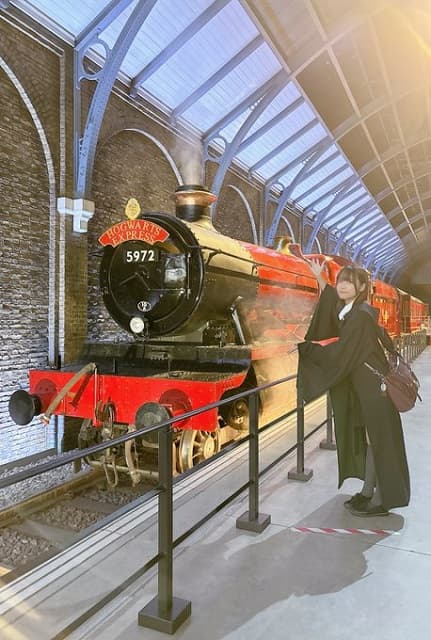 女性声優が魔法学校に入学！？楽しそうなローブ姿を披露