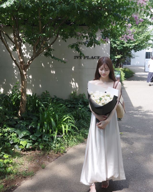 元人気アイドルの儚げ薔薇ショットに「女神さまのよう」「綺麗通り越して神々しい」