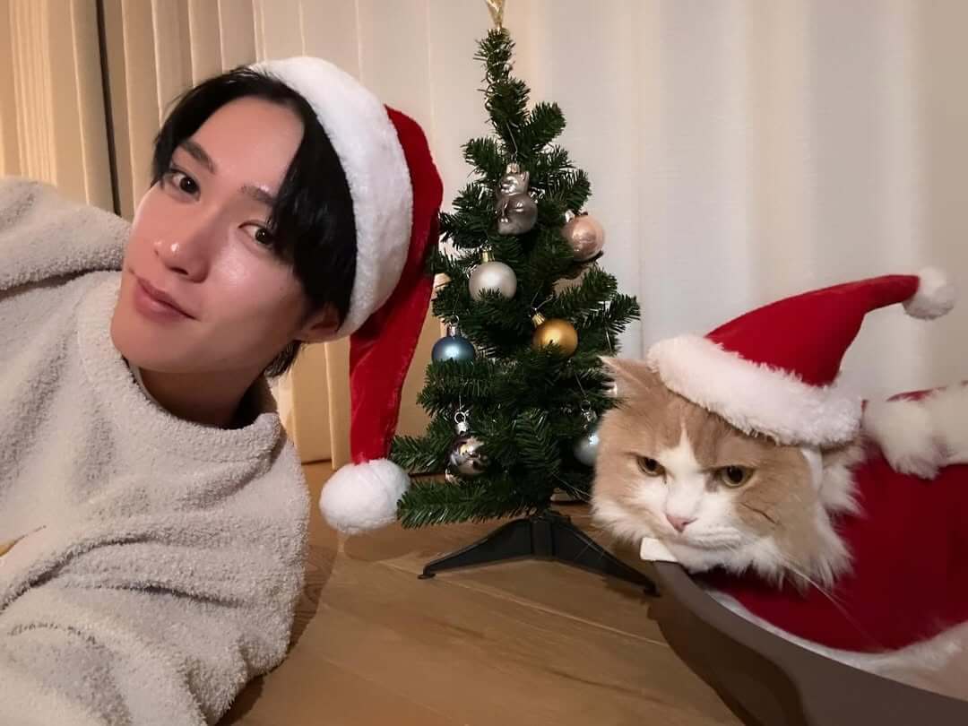 THE RANPAGE・藤原樹、サンタさん姿の愛猫との3ショットを公開！