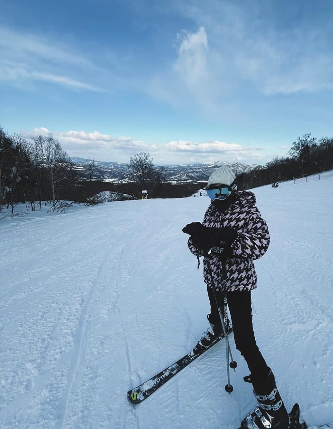 加藤あい、スキーショットにファン歓喜！！「ウエア着用でもオーラ出てます♡」「ウルトラ綺麗」