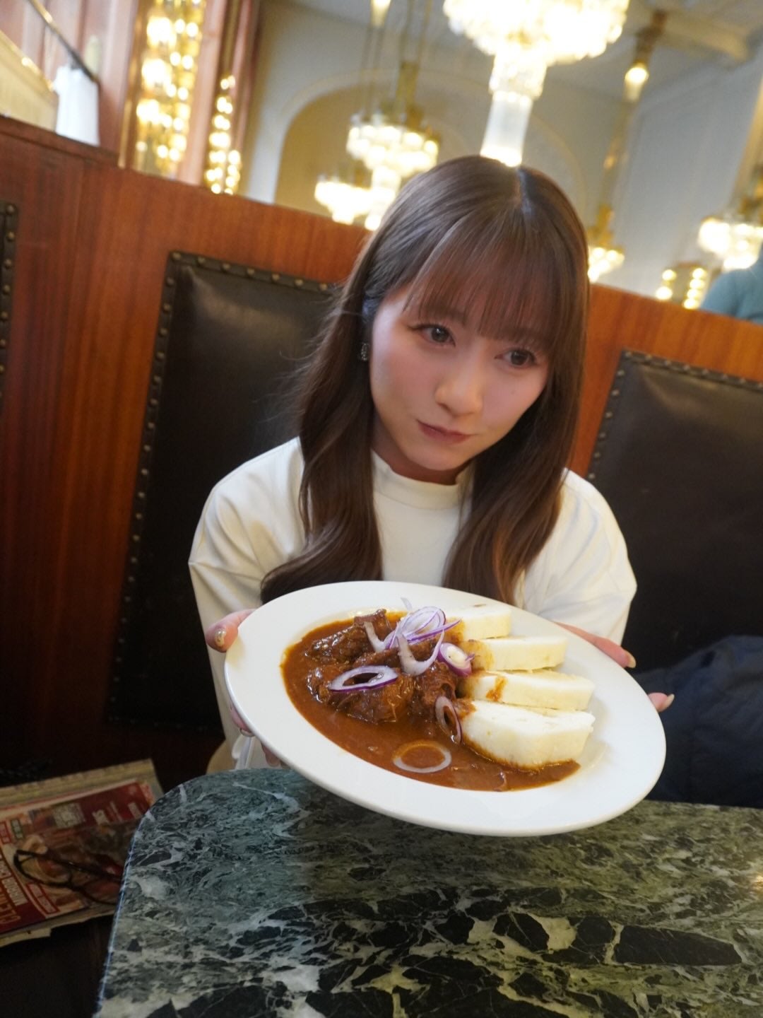 ももクロ・佐々木彩夏がチェコでグルメ満喫 「食べてる写真ばっかり」