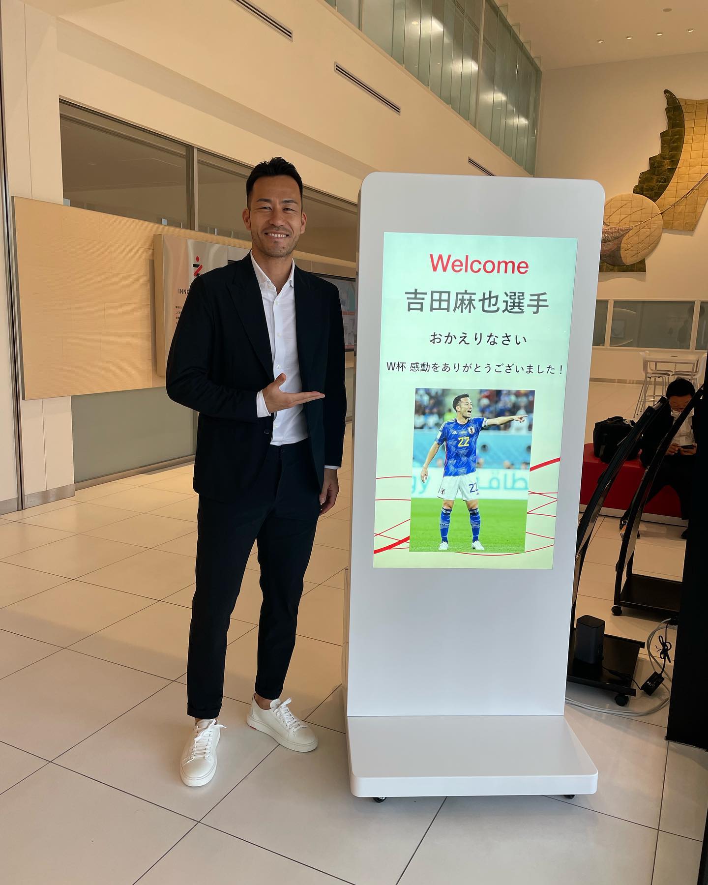 「麻也さん最高👍」吉田麻也、大勢に囲まれながらのモテモテランチ‥？💖