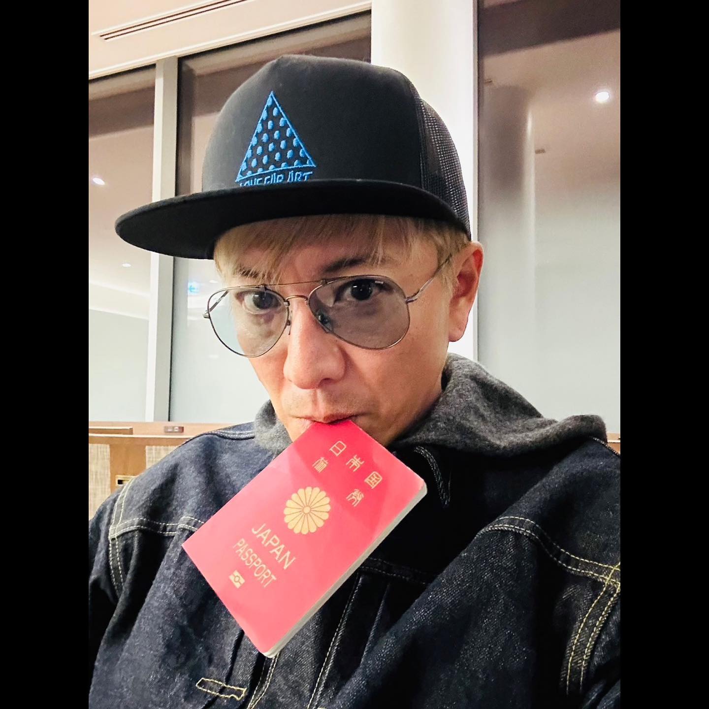 木村拓哉がパスポート咥え海外へ!!向かう先も同伴者についても明かさず...