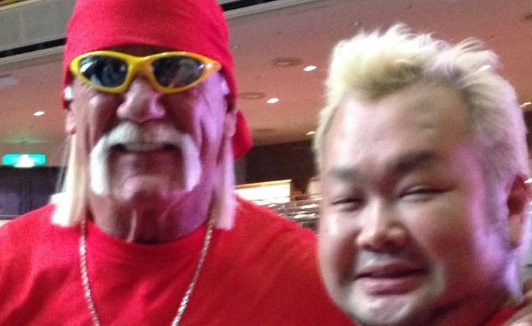 伝説に捧げた一枚　ハチミツ二郎が公開した“ハルク・ホーガンとの秘蔵2ショット”に反響