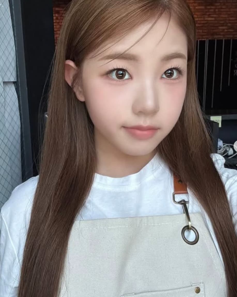 何かの収録！？UNISオ・ユナの自撮り、今日はエプロン姿