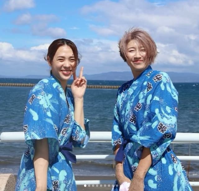 狩野舞子　鹿児島指宿にて迫田と一緒に砂風呂体験！浴衣にそんなサイズあるの？