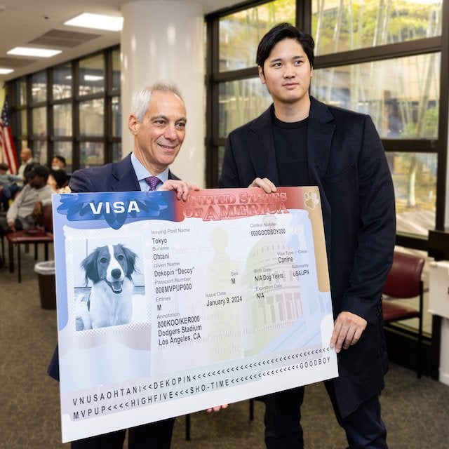 大谷翔平、日本に滞在中？👀駐日米国大使が愛犬デコピンが描かれたVISA贈呈🐶