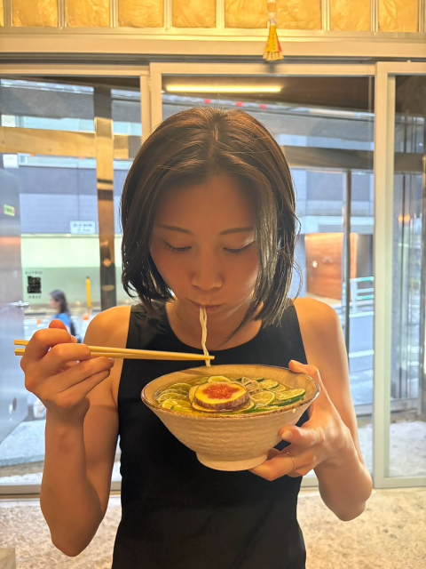 「なんて美しいんだ」「ノースリーブセクシー」美女サッカー選手、