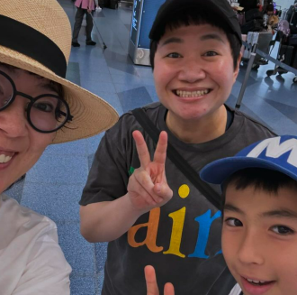 「そんな事あるのね」寺島しのぶが空港でバッタリ会った超人気芸人に反響続々「良き旅を」