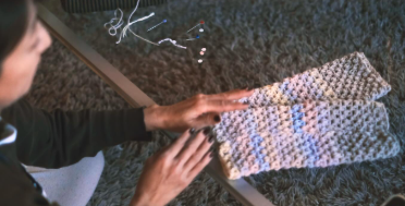 家族愛溢れる投稿が話題！つるの剛士、手編みレッグウォーマーが「ほかほか」すぎる