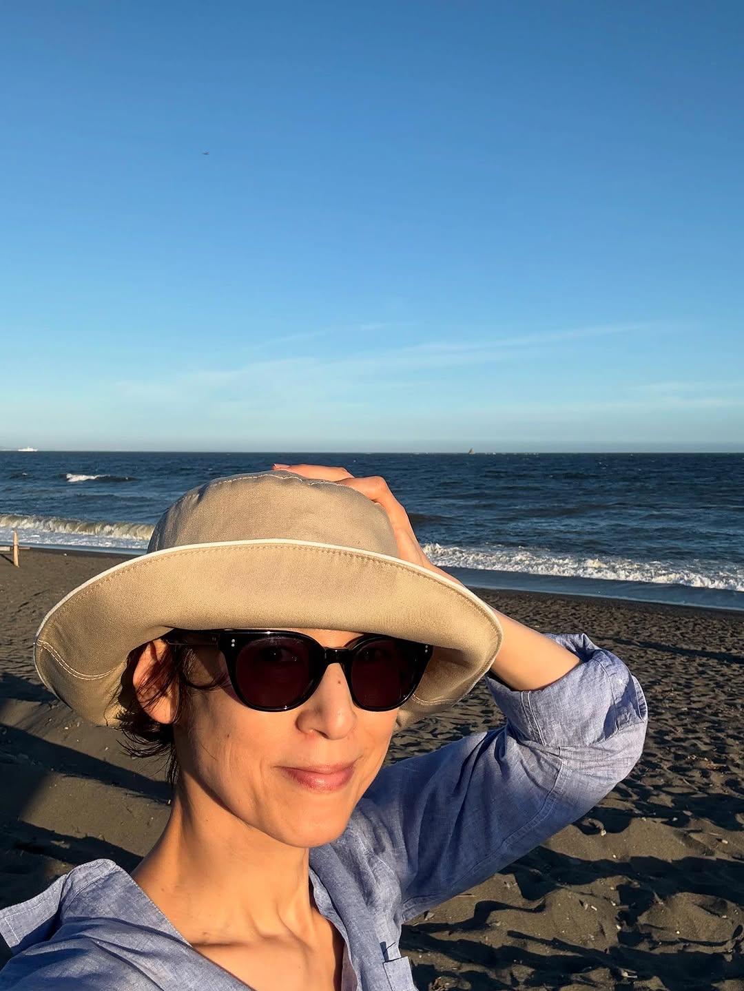 「◯◯◯が遠くに〜」鈴木保奈美、芸能人オーラ満載グラサン姿で