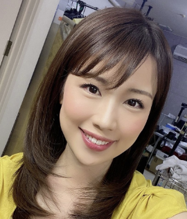 道岡桃子、スタジオ撮影ショットで魅了！黄色のコーデが話題に