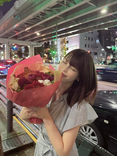 岸明日香が素敵な花束をもらってご機嫌ショットを公開！その表情が可愛いとファンから絶賛の声