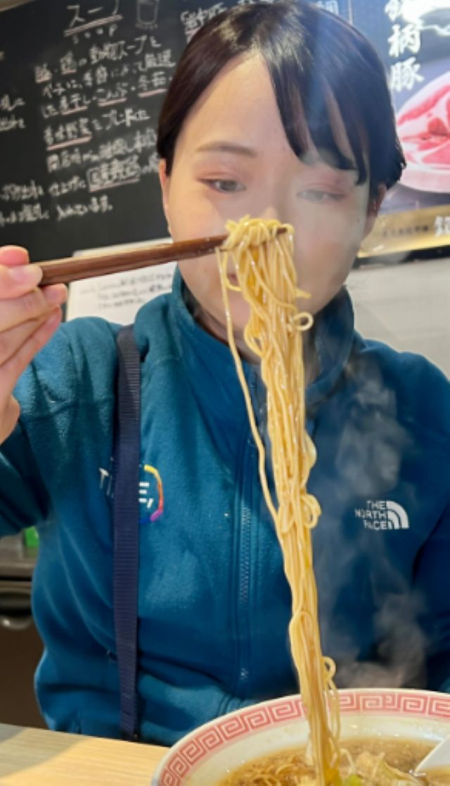 早朝から脂マシマシ！TBSアナウンサー篠原梨菜が巣鴨で中華そばをすする