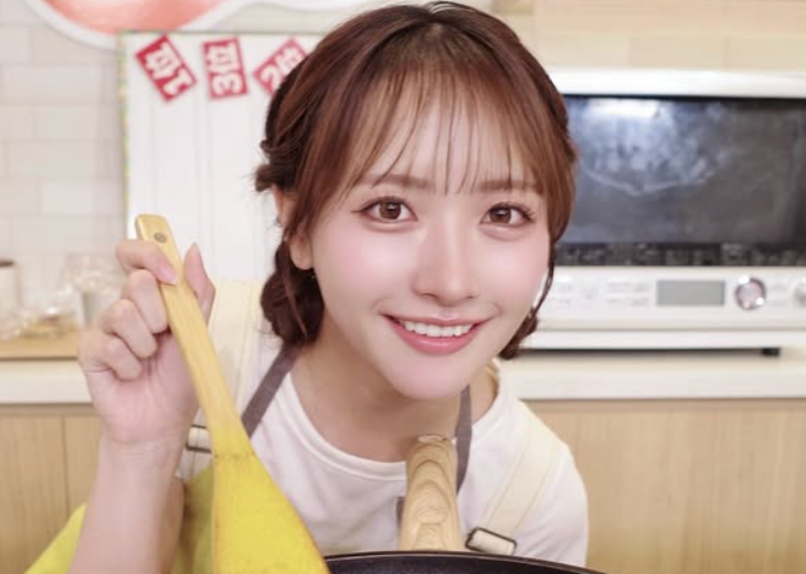 “ナッツ×スペアリブ”石田千穂、ライブ配信でオリジナルカレーを披露