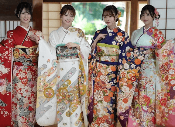 「なんという美の競演よ…」4名の美女レースクーン、着物姿の”整列・めっカワポーズ”にファンうっとり