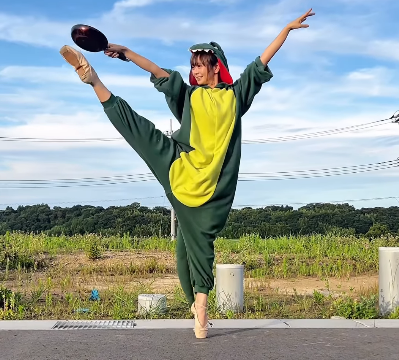「さすが元バレリーナ！」元バレリーナの美女、フライパン持ちの”常夏バレエムービー”を田園にて披露！反響続々