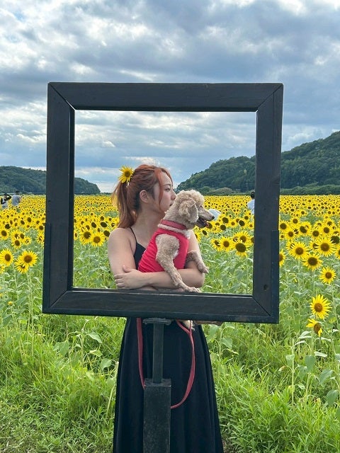 素敵な夏の風景！人気女子プロレスラーがひまわり畑で美麗な黒ワンピ姿を披露