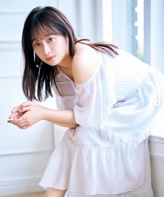 女優 影山優佳 オフショットを公開！純白の衣装が美しい！