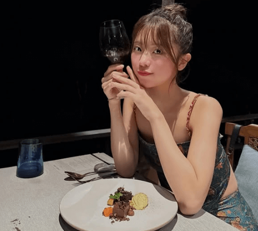 「グルメにハマっているのだよっ」人気モデル、宵闇のなか”ワイングラス持ち・ほろ酔いショット”を披露！「素敵なレディですよ」