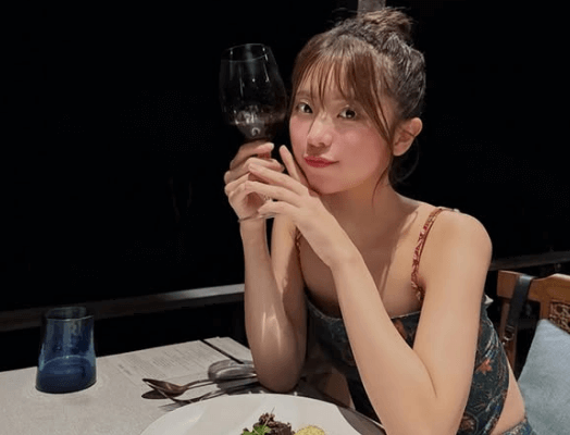 「グルメにハマっているのだよっ」人気モデル、宵闇のなか”ワイングラス持ち・ほろ酔いショット”を披露！「素敵なレディですよ」