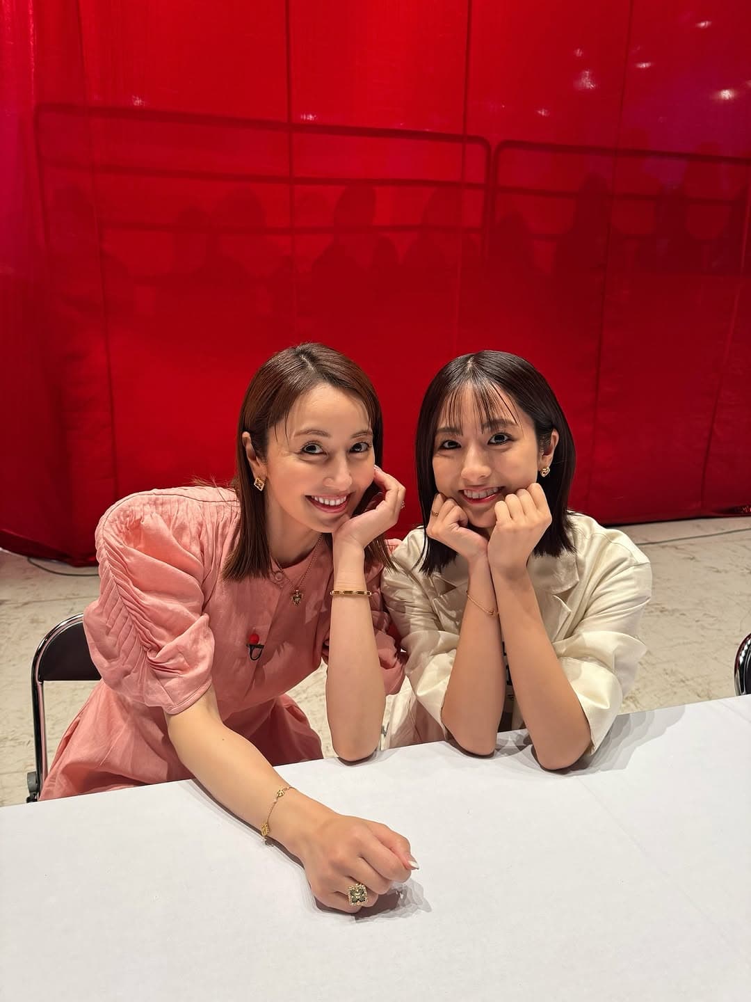 「視線が迷子！二人とも美しすぎる…」女優〇〇の幸せオーラ全開の収録オフショにファン悶絶！