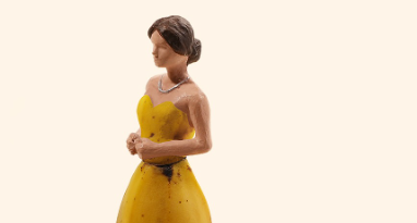 「そんなバナナ！？」田中達也、“皮ったドレス”で魅せるユーモア全開ミニチュアアート