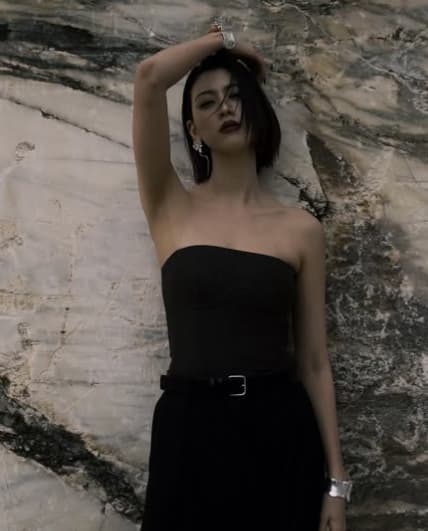 「My first time in Greece!!!」三吉彩花が英語でファンに向けて投稿