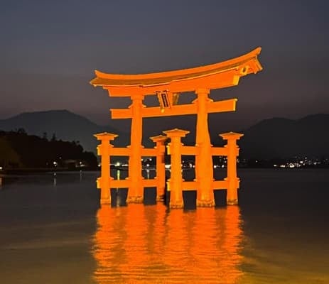 「紅白お疲れさまでした！」有吉弘行、遅めの初詣で厳島神社を参拝！