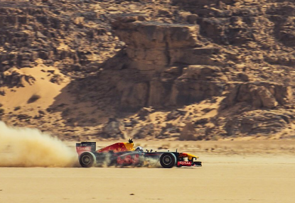 F1 驚き！レッドブルが砂漠を疾走、非日常の“オフロード走行”にファン釘付け