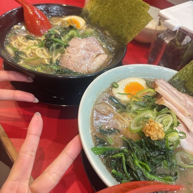 「カフェからのラーメン!?」女性声優と先輩との仲良し投稿にファンほっこり
